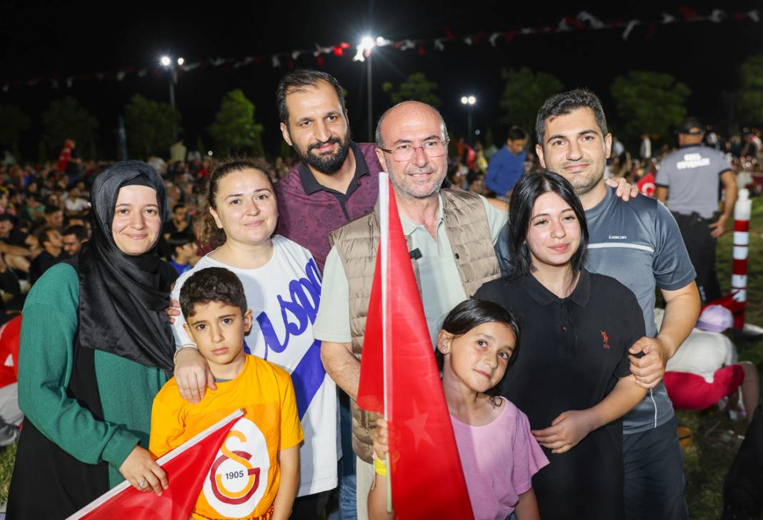 Konyalılar, milli maçı kentin sembol mekanında izledi 11